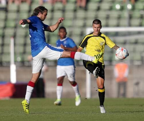 Niko Kranjcar (Rangers 19) im Zweikampf mit Olivier Thill (Niederkorn 10) 04.07.2017 Fussball Europa League Qualifikation, 1. Runde, Saison 2017-2018 04.07.2017 LUX, ELQ, FC Progres Niederkorn (LUX) - Glasgow Rangers FC (SCO) Stade Josy Barthel, Luxemburg 
