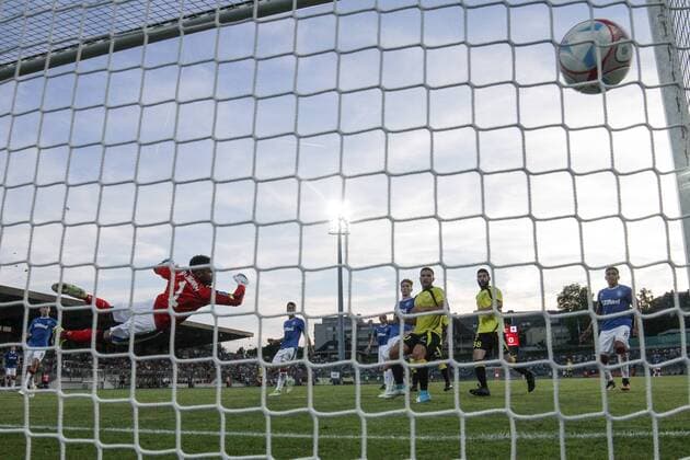 Fussball UEFA Europa League, Europa-Ligue, Europa League 2017 - 2018 04.07.2017, UEFA Europa League 2017-2018, Qualification First Round, Second Game, Return Game, Luxemburg, Stade Josy Barthel, Progres Niederkorn, Proges Niederkorn (LUX) - Rangers FC, Glasgow Rangers (SCO) vl: Sebastien Thill (Niederkorn 31) tor zum 2-0 gegen Wesley Foderingham (Torwart Rangers 1)