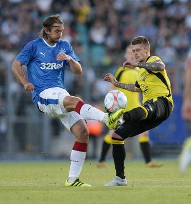 Niko Kranjcar (Rangers 19) im Zweikampf mit Sebastien Thill (Niederkorn 31) 04.07.2017 Fussball Europa League Qualifikation, 1. Runde, Saison 2017-2018 04.07.2017 LUX, ELQ, FC Progres Niederkorn (LUX) - Glasgow Rangers FC (SCO) Stade Josy Barthel, Luxemburg 