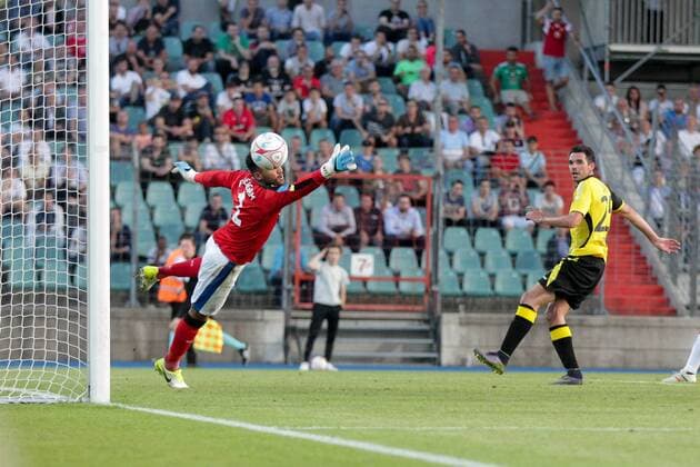 Bilder des Tages - SPORT Alexis Lafon (Niederkorn 25) erzielt das Tor zum 2:0 an Wesley Foderingham (Torwart Rangers 1) vorbei 04.07.2017 Fussball Europa League Qualifikation, 1. Runde, Saison 2017-2018 04.07.2017 LUX, ELQ, FC Progres Niederkorn (LUX) - Glasgow Rangers FC (SCO) Stade Josy Barthel, Luxemburg 