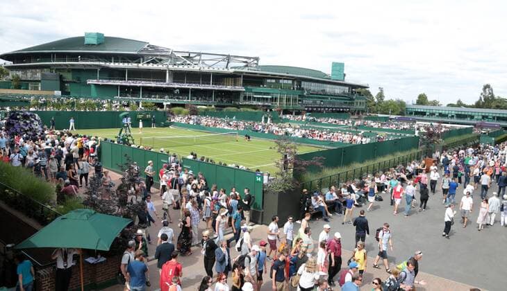 Bilder des Tages - SPORT Wimbledon fans enjoy the sunshine and the tennis on day Two of the 2017 Wimbledon championships, London on July 04, 2017.  LON2017070440 HUGOxPHILPOTT