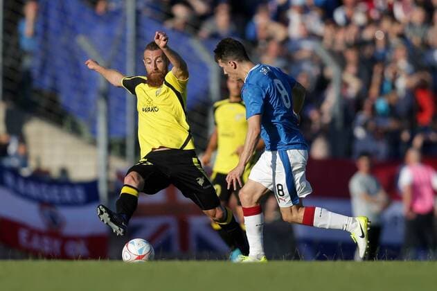 Aleksandre Karapetian (Niederkorn 87) im Zweikampf mit Ryan Jack (Rangers 8) 04.07.2017 Fussball Europa League Qualifikation, 1. Runde, Saison 2017-2018 04.07.2017 LUX, ELQ, FC Progres Niederkorn (LUX) - Glasgow Rangers FC (SCO) Stade Josy Barthel, Luxemburg 