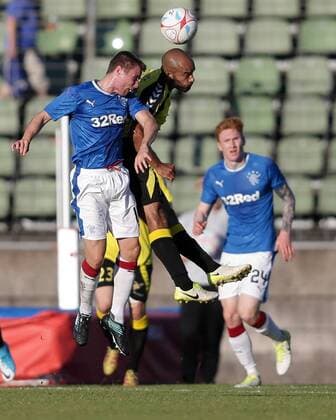 Kopfballduell zwischen Jordan Rossiter (Rangers 18) und Emmanuel Francoise (Niederkorn 14) 04.07.2017 Fussball Europa League Qualifikation, 1. Runde, Saison 2017-2018 04.07.2017 LUX, ELQ, FC Progres Niederkorn (LUX) - Glasgow Rangers FC (SCO) Stade Josy Barthel, Luxemburg 