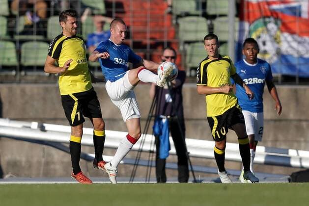 Kenny Miller (Rangers 9) im Zweikampf mit Maximilian Watzka (Niederkorn 16 links) 04.07.2017 Fussball Europa League Qualifikation, 1. Runde, Saison 2017-2018 04.07.2017 LUX, ELQ, FC Progres Niederkorn (LUX) - Glasgow Rangers FC (SCO) Stade Josy Barthel, Luxemburg 