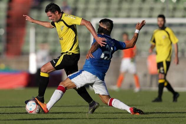 Alexis Lafon (Niederkorn 25) im Zweikampf mit Daniel Candeias (Rangers 21) 04.07.2017 Fussball Europa League Qualifikation, 1. Runde, Saison 2017-2018 04.07.2017 LUX, ELQ, FC Progres Niederkorn (LUX) - Glasgow Rangers FC (SCO) Stade Josy Barthel, Luxemburg 
