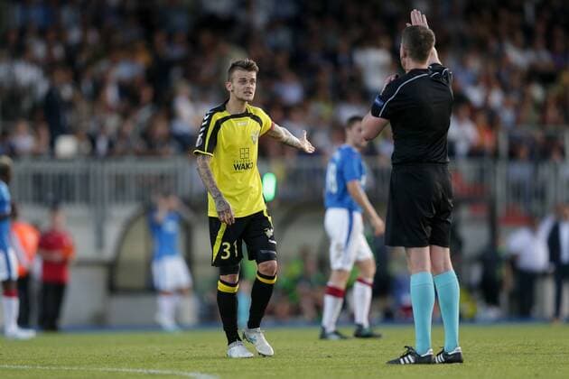 Sebastien Thill (Niederkorn 31) diskutiert mit Schiedsrichter Vilhjalmur Thorarinsson (Island) 04.07.2017 Fussball Europa League Qualifikation, 1. Runde, Saison 2017-2018 04.07.2017 LUX, ELQ, FC Progres Niederkorn (LUX) - Glasgow Rangers FC (SCO) Stade Josy Barthel, Luxemburg 