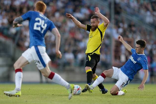 Aleksandre Karapetian (Niederkorn 87) im Zweikampf mit Ryan Jack (Rangers 8) 04.07.2017 Fussball Europa League Qualifikation, 1. Runde, Saison 2017-2018 04.07.2017 LUX, ELQ, FC Progres Niederkorn (LUX) - Glasgow Rangers FC (SCO) Stade Josy Barthel, Luxemburg 