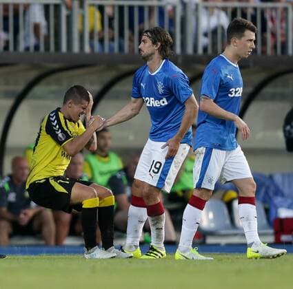 Mario Mutsch (Niederkorn 19) hilft Olivier Thill (Niederkorn 10) auf nach Foul 04.07.2017 Fussball Europa League Qualifikation, 1. Runde, Saison 2017-2018 04.07.2017 LUX, ELQ, FC Progres Niederkorn (LUX) - Glasgow Rangers FC (SCO) Stade Josy Barthel, Luxemburg 