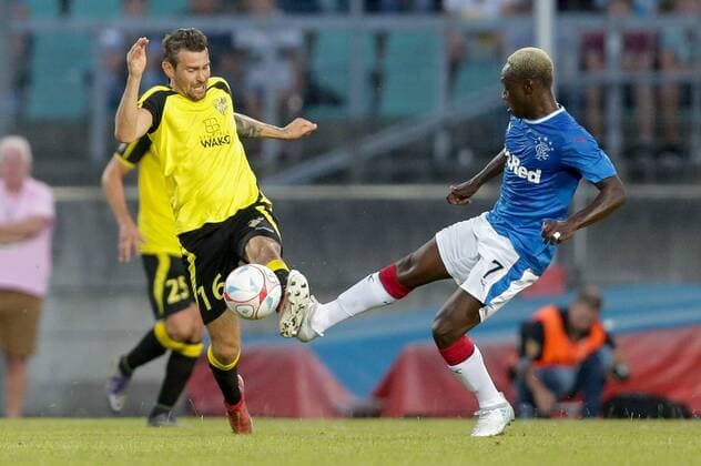 Maximilian Watzka (Niederkorn 16) im Zweikampf mit Dalcio Gomes (Rangers 7) 04.07.2017 Fussball Europa League Qualifikation, 1. Runde, Saison 2017-2018 04.07.2017 LUX, ELQ, FC Progres Niederkorn (LUX) - Glasgow Rangers FC (SCO) Stade Josy Barthel, Luxemburg 