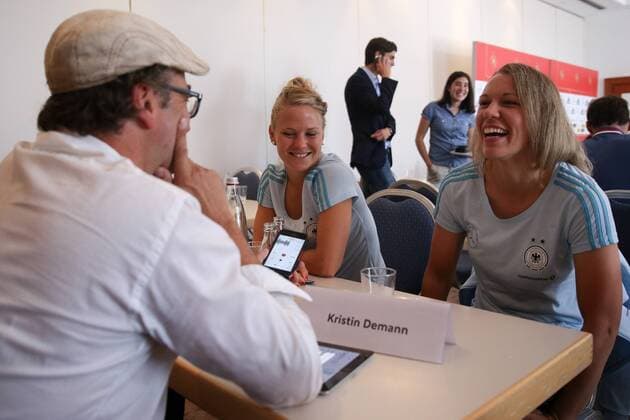v.li.: Leonie Maier (DFB-Frauen, 4) und Kristin Demann (Tini Demann, DFB-Frauen, 6) im Interview, Freude, freundlich, fröhlich, strahlend, optimistisch, haben Spaß, lachen, Fussball, Frauen, Media Day DFB-Frauen, xozx