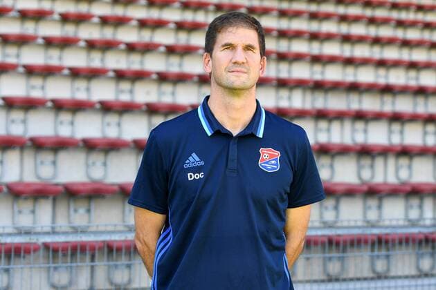 Mannschaftsarzt Dr. Mario Di Micoli (Unterhaching9, Einzelbild, Aktion, Action Porträt, Portrait, Fußball, GER, 3.Liga, Porträttermin 2017 2018, SpVgg Unterhaching, xslx