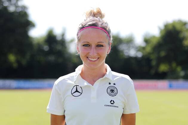Kathrin Julia Hendrich (Kathy Hendrich, DFB-Frauen, 3), Porträt, Portrait, Einzelbild, Vorstellung, Präsentation, Europameisterschaft 2017, EM-Kader der DFB-Frauen zur UEFA Women s EURO 2017, Deutschland, Deutscher Kader, Fussball, Frauen, Fototermin DFB-Frauen, EM-Kader 2017, xozx