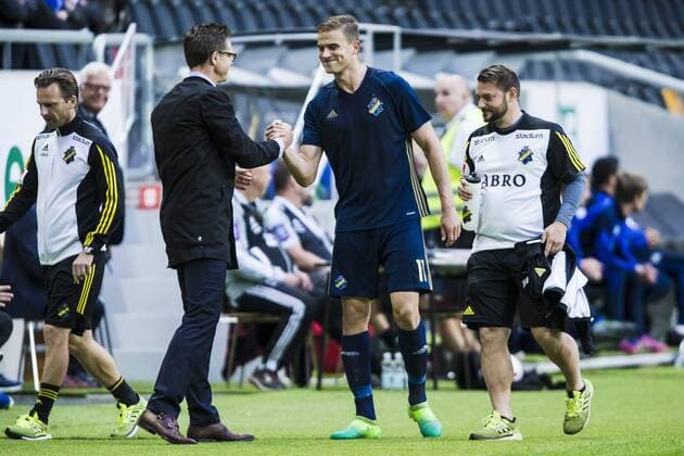 170706 AIK:s Eero Markkanen tackas av tränare Rikard Norling efter att ha blivit utbytt under fotbollsmatchen i kvalet till Europa League mellan AIK och Klaksvik den 6 Juli 2017 i Solna.  Copyright: KentaxJönsson BB170706KJ030