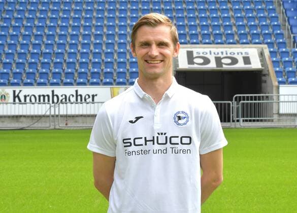 04.07.2017, Fussball, 2. LIGA, Saison 2017 2018, SCHÜCO-ARENA, BIELEFELD Fußball, GER, 2.BL, Portraittermin 2017 2018, DSC Arminia Bielefeld Sebastian Hille (Co-Trainer Arminia Bielefeld), Aktion, Einzelbild, Quer, Co-Trainer, Assistenztrainer
