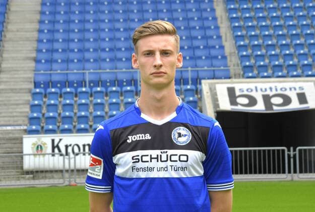 04.07.2017, Fussball, 2. LIGA, Saison 2017 2018, SCHÜCO-ARENA, BIELEFELD Fußball, GER, 2.BL, Portraittermin 2017 2018, DSC Arminia Bielefeld Henri Weigelt (Arminia Bielefeld), Aktion, Einzelbild, Quer, Portrait