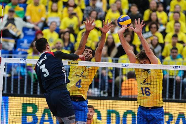 July 7, 2017 - Curitiba, Parano, Brasil - CURITIBA, BRAZIL JULY 7: Wallace and Lucao of the Brazil team during a match semifinals between Brazil and USA as part of the FIVB Volleyball World League 2017 at the Arena da Baixada Stadium on July 7, 2017 in Curitiba, Brazil. .Foto: BRA v USA - FIVB Volleyball World League 2017 - ZUMAb158 20170707_zap_b158_006 Copyright: xGeraldoxBubniakx