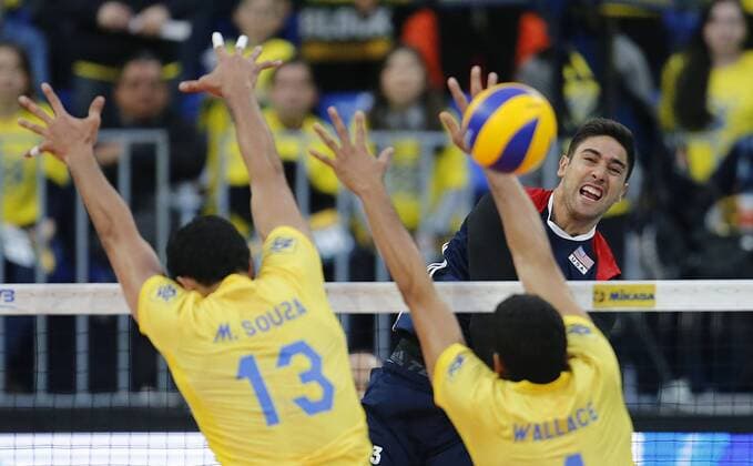 Brazil s Mauricio Souza and Wallace de Souza in action against US Taylor Sander during the FIVB Volleyball World League finals match at the Joaquin Americo Guimaraes stadium in Curitiba, Brazil, 07 July 2017. BRAZIL VS. UNITED STATES !ACHTUNG: NUR REDAKTIONELLE NUTZUNG!  Copyright: xHEDESONxALVESx CUR200 20170707-636350618686170102