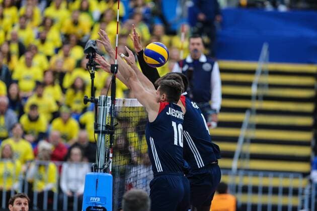 Players of the USA team tries block VOLLEY BALL : Bresil vs Etats Unis - FIVB Volleyball World League 2017- Curitiba - 07 07 2017 GeraldoBubniak Panoramic 