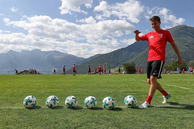Paul Verhaegh (FC Augsburg 2) holt sich einen Ball, FC Augsburg, Trainingslager Mals, Südtirol, 08.07.2017