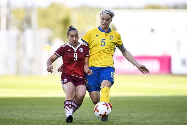 170708 Mexikos Charlyn Corral och Sveriges Nilla Fischer under träningslandskampen i fotboll mellan Sverige och Mexiko den 8 juli 2017 i Falkenberg.  Copyright: CARLxSANDIN BB170708CS004