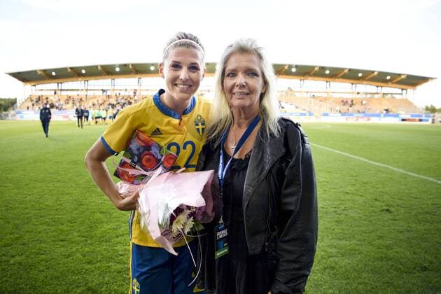 170708 Sveriges Olivia Schough far pris som matchens lirare efter träningslandskampen i fotboll mellan Sverige och Mexiko den 8 juli 2017 i Falkenberg.  Copyright: CARLxSANDIN BB170708CS026
