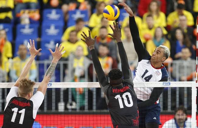 US plasyer Benjamin Patch (R) in action against Canada s Daniel Cornelius (L) and Sharone Vernon-Evans (C) during the FIVB World Volleyball League third position match in Curitiba, Parana, Brazil, 08 July 2017. US FACES CANADA FOR THE THIRD POSITION OF THE WORLD S VOLLEYBALL LEAGUE !ACHTUNG: NUR REDAKTIONELLE NUTZUNG!  Copyright: xHEDESONxALVESx CUR05 20170709-636351628151228699