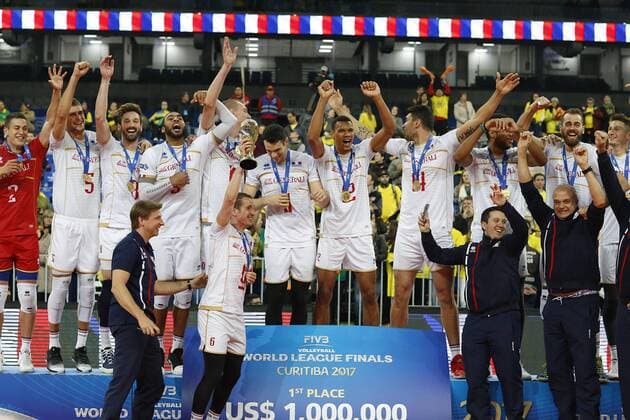 France players celebrate their victory agains Brazil during the final match of the FIVB Volleyball World League 2017 at Joaquim Americo Guimaraes Stadium in Curitiba, Brazil, 8 July 2017. Brazil vs Francia !ACHTUNG: NUR REDAKTIONELLE NUTZUNG!  Copyright: xHEDESONxALVESx CUR02 20170709-636351815033630374