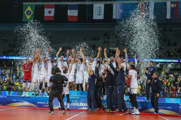 Joie FranceÕs volleyball team players celebrate VOLLEY BALL : Bresil vs France - Finale - FIVB Ligue Mondiale - Curitiba - 08 07 2017 GeraldoBubniak Panoramic 