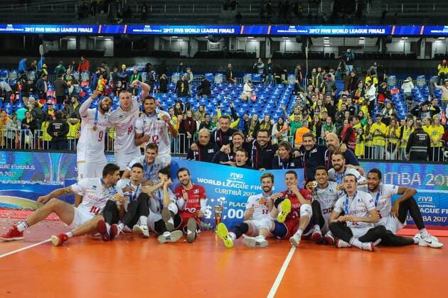 Joie FranceÕs volleyball team players celebrate VOLLEY BALL : Bresil vs France - Finale - FIVB Ligue Mondiale - Curitiba - 08 07 2017 GeraldoBubniak Panoramic 