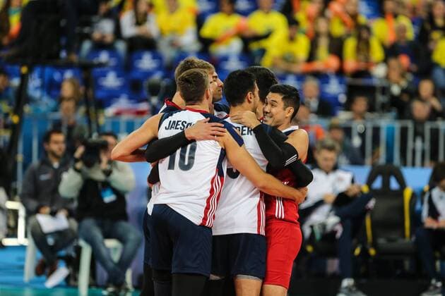 Joie des Etats Unis VOLLEY BALL : Etats Unis vs Canada - Petite Finale - FIVB Ligue Mondiale - Curitiba - 08 07 2017 GeraldoBubniak Panoramic 