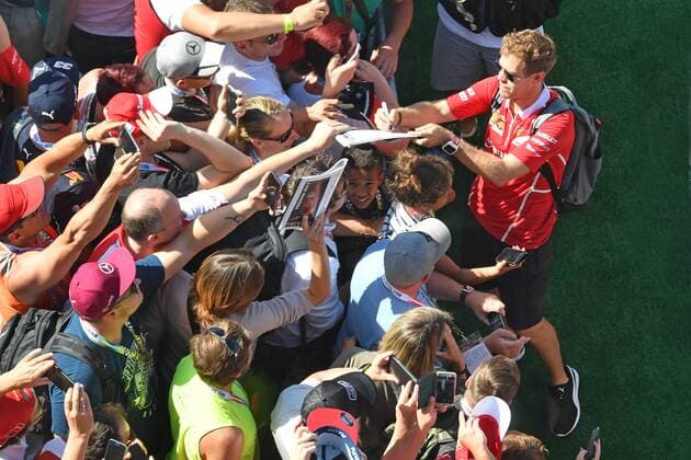 Sebastian VETTEL,GER (Scuderia Ferrari) schreibt bei seiner Ankunft Autogramme fuer seine Fans,Formel 1 Fans,Autogrammjaeger, Formel 1:GP von Oesterreich, Red Bull Ring Zeltweg,Spielberg,Saison 2017,am 09.07.2017.