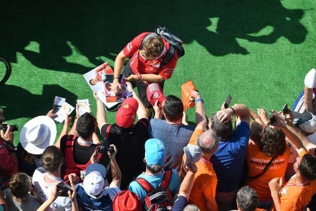Sebastian VETTEL,GER (Scuderia Ferrari) schreibt bei seiner Ankunft Autogramme fuer seine Fans,Formel 1 Fans,Autogrammjaeger, Formel 1:GP von Oesterreich, Red Bull Ring Zeltweg,Spielberg,Saison 2017,am 09.07.2017.