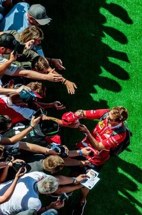 Themen der Woche Bilder des Tages - SPORT 09.07.2017, Red Bull Ring, Spielberg, AUT, FIA, Formel 1, Grosser Preis von Oesterreich, Rennen, im Bild Sebastian Vettel (GER) Scuderia Ferrari gibt Fans Autogramme German Formula One driver Sebastian Vettel of Scuderia Ferrari gives Fans Autographs during the Race of the Austrian FIA Formula One Grand Prix at the Red Bull Ring in Spielberg, Austria on 2017 07 09. Spielberg  EP_fei  