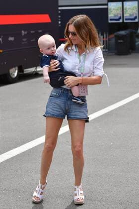 Geri HALLIWELL (Ex Spice Girl,Ehefrau von Christian HORNER) mit Baby,Kind auf dem Arm,geht durchs Paddock. Formel 1:GP von Oesterreich, Red Bull Ring Zeltweg,Spielberg,Saison 2017,am 09.07.2017.