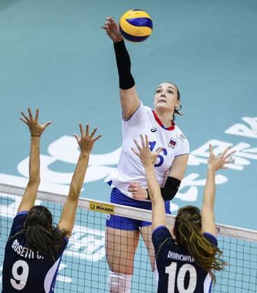 (170709) -- KUNSHAN, July 9, 2017 -- Irina Voronkova (Top) of Russia spikes the ball during the Pool B1-Group 1 match of the FIVB World Grand Prix 2017 against Italy in Kunshan, east China s Jiangsu Province, July 9, 2017. ) (SP)CHINA-KUNSHAN-VOLLEYBALL-WORLD GRAND PRIX JixChunpeng 