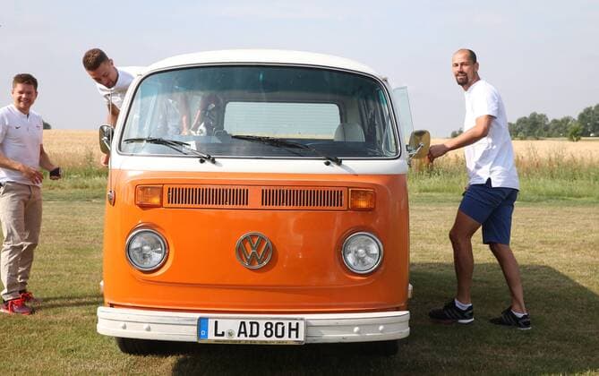 RB Leipzig Charity Golfturnier Machern b. Leipzig, 09.07.2017, Eagles Charity Golf Club e.V. , RB Leipzig Charity Golfturnier , Im Bild, v.l.: Dominik Kaiser, Stefan Ilsanker und Torwart Fabio Coltorti sind mit Coltortis VW Bulli angereist. ,