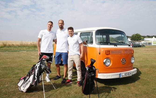 RB Leipzig Charity Golfturnier Machern b. Leipzig, 09.07.2017, Eagles Charity Golf Club e.V. , RB Leipzig Charity Golfturnier , Im Bild, v.l.: Marcel Sabitzer, Torwart Fabio Coltorti, Dominik Kaiser und Coltortis VW Bulli. ,