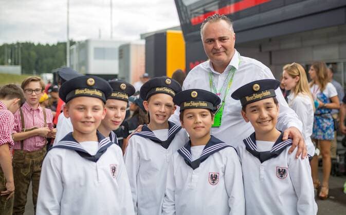 09.07.2017, Red Bull Ring, Spielberg, AUT, FIA, Formel 1, Grosser Preis von Oesterreich, Rennen, im Bild Bundesminister fuer Landesverteidigung und Hans Peter Doskozi mit den Wiener Saengerknaben Austrian Minister of Defence and Sport Hans Peter Doskozil with the Vienna Boys Choir during the Race of the Austrian FIA Formula One Grand Prix at the Red Bull Ring in Spielberg, Austria on 2017 07 09. Spielberg  EP_ang  