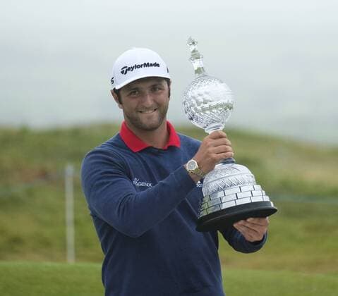 Bilder des Tages - SPORT July 9th 2017, Portstewart Golf Club, Portstewart, Northern Ireland; Dubai Duty Free Irish Open Golf Championship, Day 4; Jon Rahm (ESP) celebrates with the trophy after winning the Dubai Duty Free Irish Open Golf Championship with a score of 24 under xNigelxCookex  ActionPlus11899683