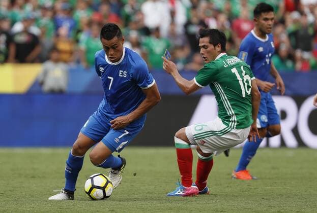 Mexico s Jorge Hernandez (R) vies for the ball with El Salvador s Darwin Ceren (C) during their Gold Cup soccer match between Mexico and El Salvador at Qualcomm stadium in San Diego, USA, 09 July 2017. Mexico vs. El Salvador !ACHTUNG: NUR REDAKTIONELLE NUTZUNG!  Copyright: xJOSExMENDEZx JMM01 20170710-636352577538960010