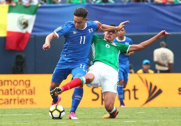 Mexico s Edson Álvarez (R) vies for the ball with El Salvador s Rodolfo Zelaya (L) during their Gold Cup soccer match between Mexico and El Salvador at Qualcomm stadium in San Diego, USA, 09 July 2017. Mexico vs. El Salvador !ACHTUNG: NUR REDAKTIONELLE NUTZUNG!  Copyright: xDavidxMaungx JMM01 20170710-636352596106303059