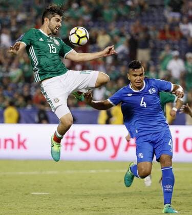 Mexico s Rodolfo Pizarro (L) vies for the ball with El Salvador s Henry Romero (R) during their Gold Cup soccer match between Mexico and El Salvador at Qualcomm stadium in San Diego, USA, 09 July 2017. Mexico vs. El Salvador !ACHTUNG: NUR REDAKTIONELLE NUTZUNG!  Copyright: xJOSExMENDEZx JMM01 20170710-636352631857271557