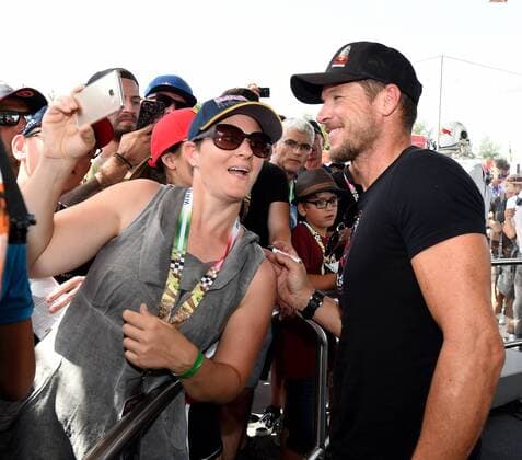 FORMULA 1 - GP of Austria 2017 SPIELBERG,AUSTRIA,09.JUL.17 - MOTORSPORTS, FORMULA 1 - Grand Prix of Austria, Red Bull Ring. Image shows Felix Baumgartner and fans. GEPAxpictures xMichaelxRiedler