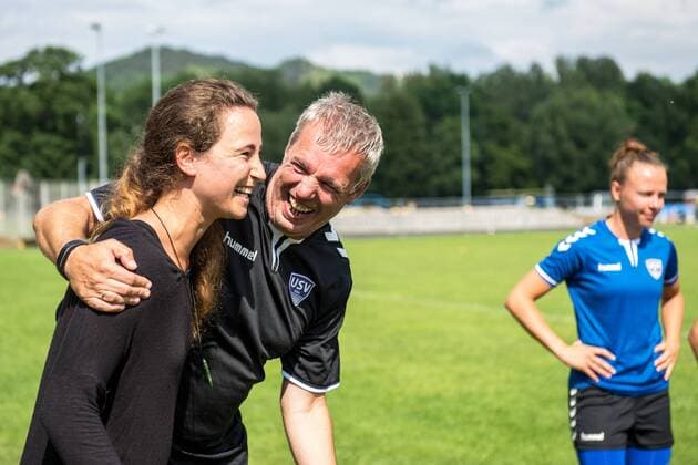 FF USV Jena Trainingsauftakt Saison 2017 2018 im USZ Jena am 10. Juli 2017 Julia Arnold, die vom FF USV Jena zum 1. FC Köln wechselt, wurde herzlich von Co Trainer Steffen Beck verabschiedet. USZ - Universitäts Sportzentrum Jena