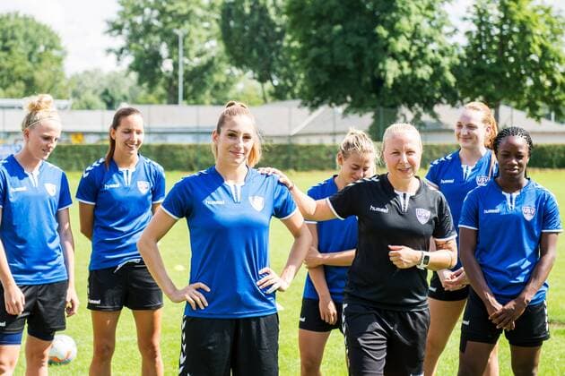 FF USV Jena Trainingsauftakt Saison 2017 2018 im USZ Jena am 10. Juli 2017 FF USV Jena Trainierin Katja Greulich stellt Neuzugang Antonia Knupfer, eine Torhüterin, vor USZ - Universitäts Sportzentrum Jena