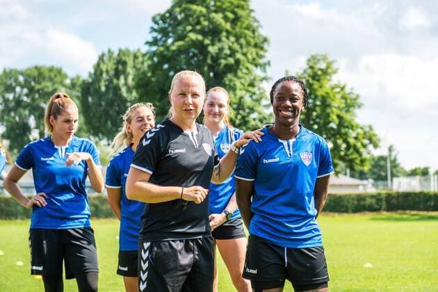 FF USV Jena Trainingsauftakt Saison 2017 2018 im USZ Jena am 10. Juli 2017 FF USV Trainerin Katja Greulich stellt Neuzugang Tiffany Cameron vor. USZ - Universitäts Sportzentrum Jena