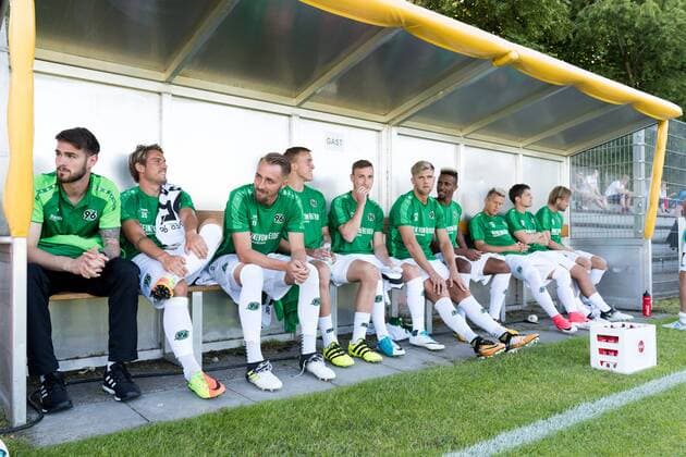 SC Weiche Flensburg 08 vs. Hannover 96 --- Fussball --- Testspiel --- 06.07.2017 Hannover, von links: Samuel Sahin-Radlinger, Oliver Sorg, Florian Hübner, Huebner, Timo Hübers, Huebers, Mike Steven Bähre, Baehre, Niclas Füllkrug, Fuellkrug, Noah Joel Sarenren Bazee, Matthias Ostrzolek, Pirmin Schwegler und Iver Fossum, auf der Ersatzbank sitzend, Mimik, Gestik, Mannschaft, Team, Freisteller, Highlight