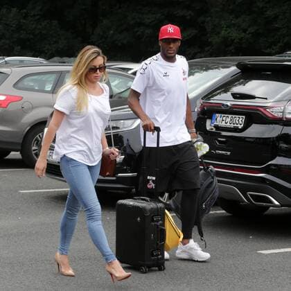 1.FC Köln Anthony Modeste kommt mit Frau Maeva und Anwälten zu Gespächen mit Jörg Schmadtke und Alexander Wehrle zum Geißbockheim. Offensichtlich hat er vor, mit der Mannschaft ins Trainingslager nach Österreich zu reisen. 09.07.2017