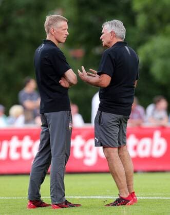 Stuttgart Fußball VfB Stuttgart Trainingslager in Grassau, v.l. Sportdirektor Jan Schindelmeiser, Präsident Wolfgang Dietrich