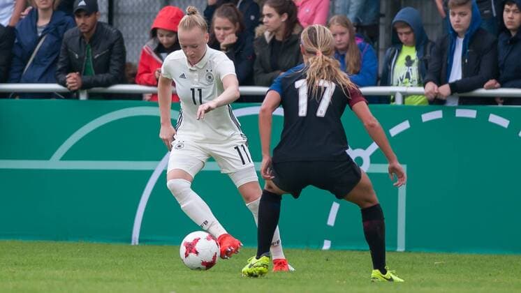 v.li.: Anna Gerhardt (Deutschland, 11) im Zweikampf, Duell mit Emily Fox (USA, 17), Fußball, U 19-Frauen Länderspiel, Deutschland - USA, xobx